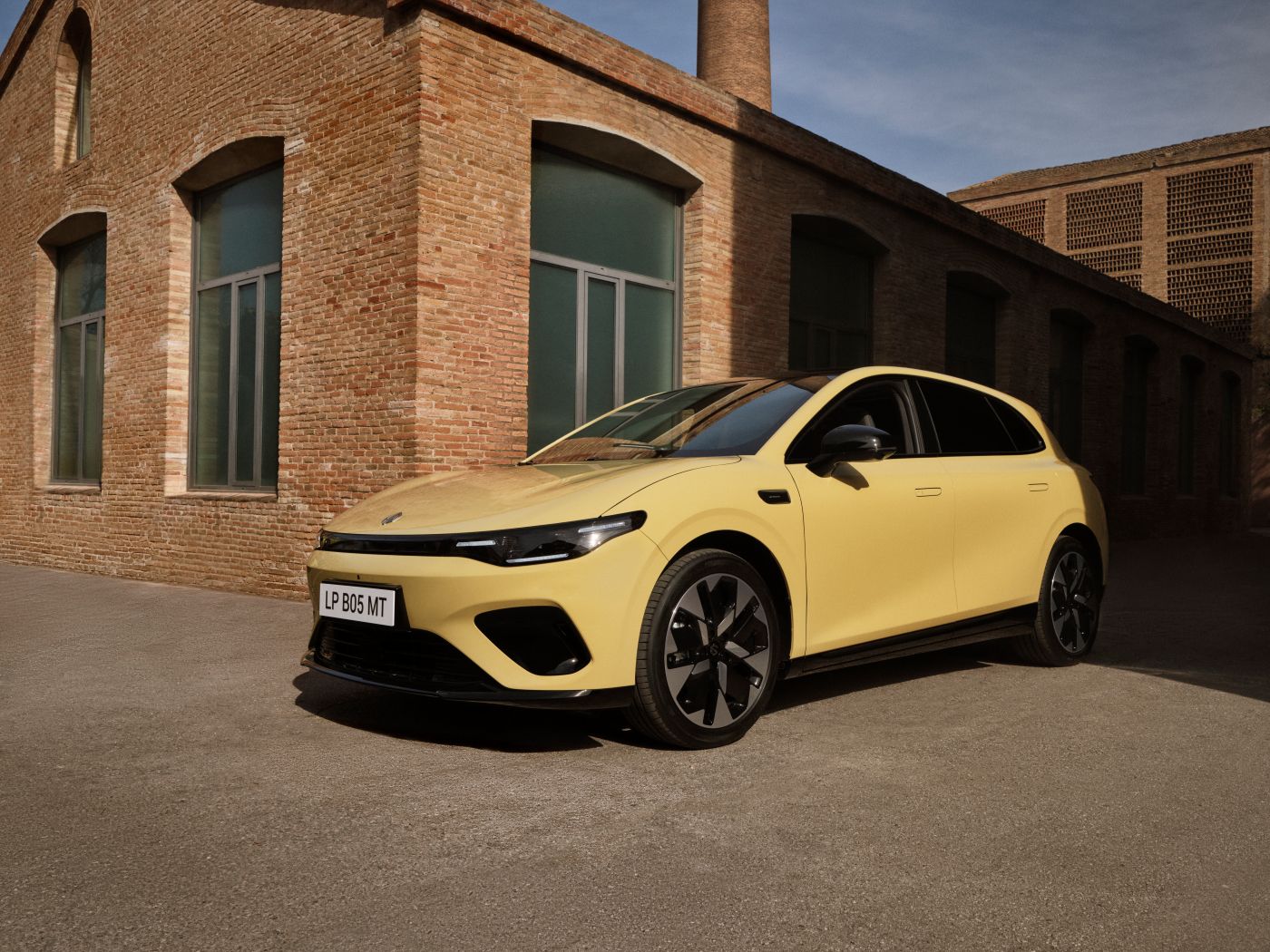 Leapmotor irrumpe en Europa con el B05, un eléctrico deportivo que apunta al corazón del mercado medio