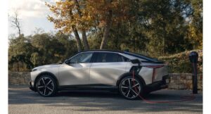 EL DS N°8 INCORPORA LA FUNCIONALIDAD PLUG & CHARGE Y UN CARGADOR INTEGRADO TRIFÁSICO DE 22 KW