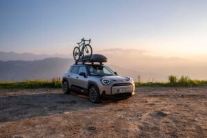 El MINI Aceman E con accesorios originales MINI: totalmente eléctrico y listo para cualquier aventura.