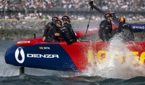 DENZA rumbo a Valencia con Los Gallos