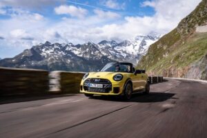 El MINI John Cooper Works Cabrio: máximo rendimiento al aire libre.